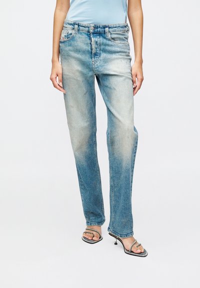 Jean en denim bleu clair avec une coupe décontractée, une finition délavée et une légère usure ; conçu avec une taille mi-haute et un design classique à cinq poches.