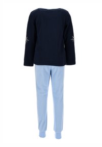 Set di pigiama in pile con una maglietta a maniche lunghe blu navy decorata con un motivo di fiocchi di neve e pantaloni elasticizzati di un azzurro chiaro, con texture.