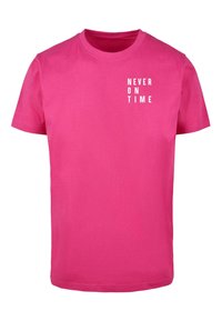 T-shirt in cotone rosa con maniche corte e scollo rotondo, con la scritta "NEVER ON TIME" in bianco sulla parte anteriore.