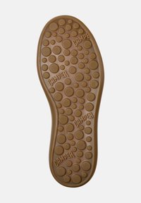 Suela de zapato de goma marrón con patrones circulares y acentos texturizados. Marca "Camper" en relieve cerca del talón. Talla marcada como 38.