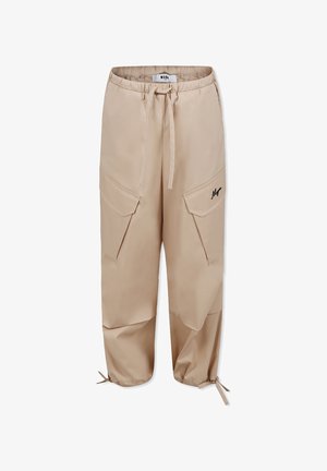 Beige cargobroeken met elastische tailleband, trekkoord, twee grote zijzakken en een zwarte logo-accent op de voorkant. Glad, lichtgewicht materiaal.