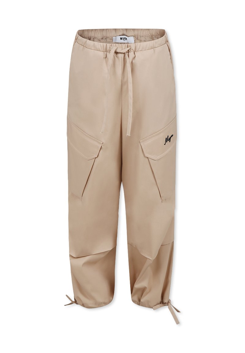 Pantaloni cargo beige con cintura elastica, coulisse, due ampie tasche laterali e un accento con logo nero sul davanti. Materiale liscio e leggero.