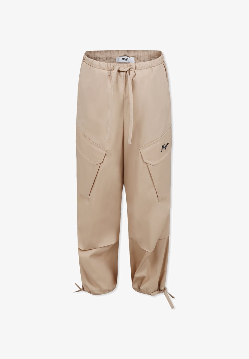 Pantaloni cargo beige con cintura elastica, coulisse, due ampie tasche laterali e un accento con logo nero sul davanti. Materiale liscio e leggero.