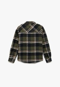 Groene, zwarte en crèmekleurige geruite flanellen shirt met knoopsluitingen, lange mouwen en een gebogen zoom. Zachte textuur, met een klassieke kraagontwerp.