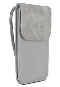 Custodia per telefono in pelle grigia con chiusura a patta, dotata di una morbida texture in suede sintetico e di una tracolla intrecciata per un trasporto sicuro.
