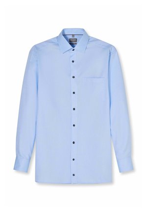 Hellblaues Herrenhemd mit langen Ärmeln, schwarzen Knöpfen, spitzem Kragen und einer Brusttasche auf der linken Seite.