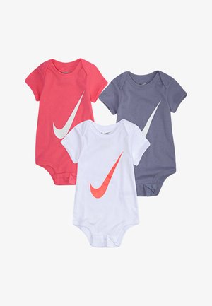 Τρία μπλούζες με κοντά μανίκια σε κοραλί, λευκό και ναυτικό, με μεγάλες λογότυπες Nike Swoosh σε αντίθετα χρώματα. Μαλακό βαμβακερό υλικό.