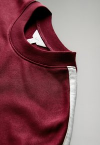 THE SET REGULAR FIT - 2 PIECE TAPED CREW NECK  AND WIDE LEG  SET   - Verryttelypuku - red