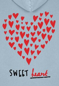 Šviesiai mėlyna hoodie su dideliu raudonu širdies dizainu, sudarytu iš įvairaus dydžio širdžių, o apačioje juodu rašmenimis parašyta "SWEET" ir raudona "heart".