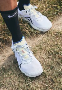 Nike Performance REACT TERRA KIGER 9 - Laufschuh Trail - white/black/court blue/cedar/alabaster