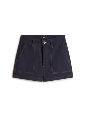 Shorts bleu marine en coton, avec des poches avant plaquées, des coutures contrastées, une fermeture à bouton et un ourlet droit.