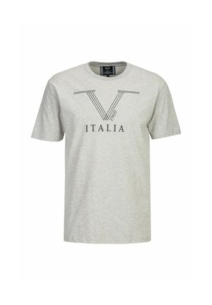 Grijze katoenen T-shirt heeft korte mouwen, een ronde halslijn en zwart bedrukte tekst met "V" en "ITALIA 1969" ontwerpelementen op de voorkant.