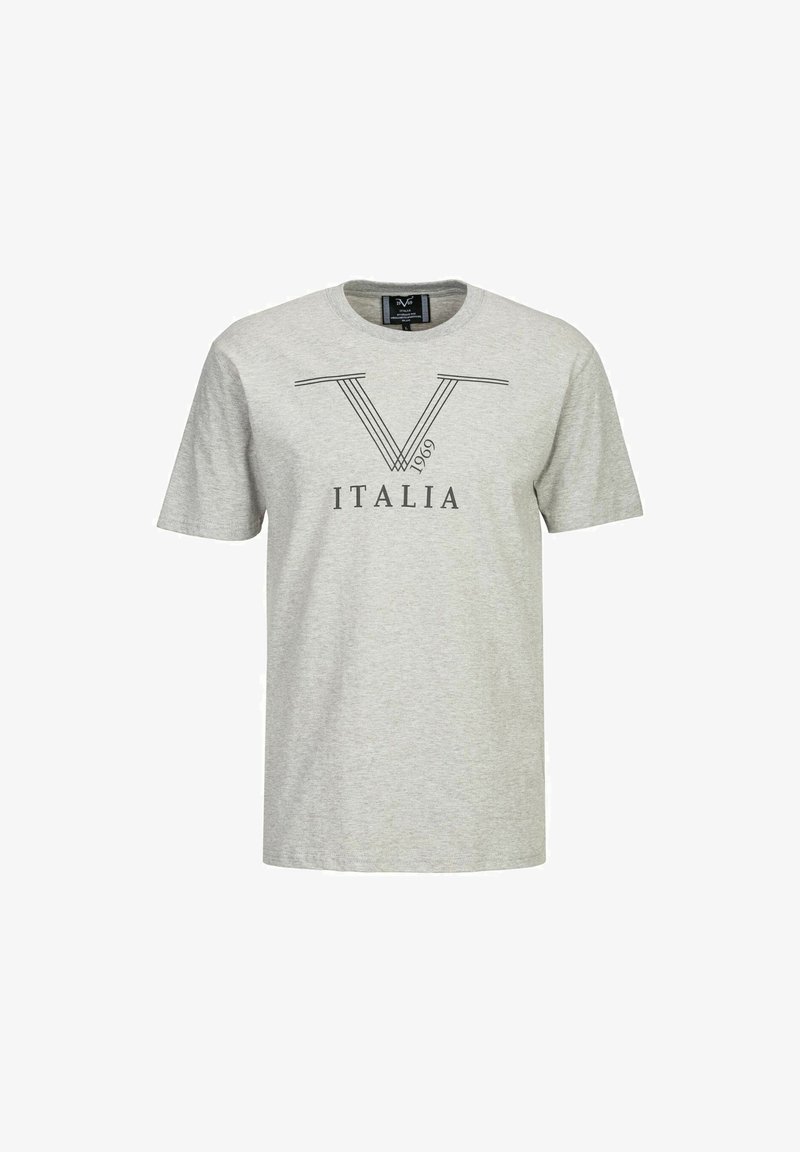 Grijze katoenen T-shirt heeft korte mouwen, een ronde halslijn en zwart bedrukte tekst met "V" en "ITALIA 1969" ontwerpelementen op de voorkant.
