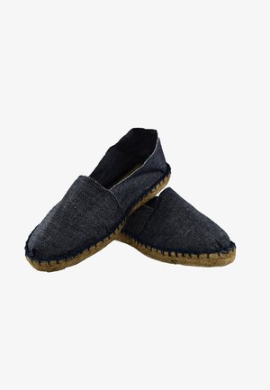 Espadrilles en denim bleu foncé avec une semelle en corde de jute, présentant un design simple à enfiler et des coutures le long des bords.
