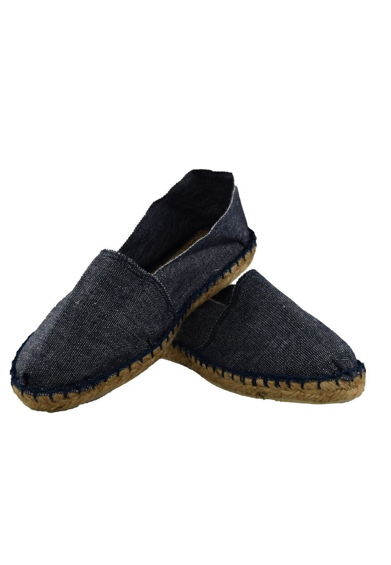 Espadrilles en denim bleu foncé avec une semelle en corde de jute, présentant un design simple à enfiler et des coutures le long des bords.