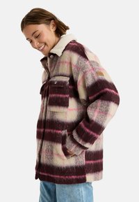 Rutete jakke i uldblanding med afdæmpede beige, burgundy og pink striber. Krave lavet af tekstureret fleece, med to forlommer og logo-patch.