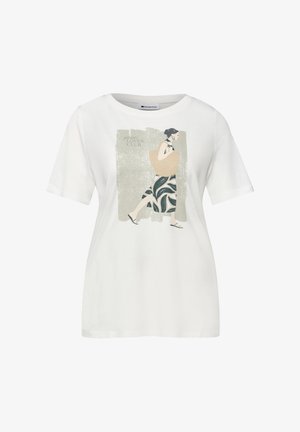 Wit T-shirt met afbeelding van een vrouw in een patroonrijke rok en sandalen, die een grote tas draagt, tekst "plant LOVER CLUB" boven haar.