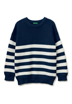 Námořnicky modrý pletený svetr s bílými vodorovnými pruhy přes tělo a rukávy, kulatý výstřih a žebrované manžety a lem.