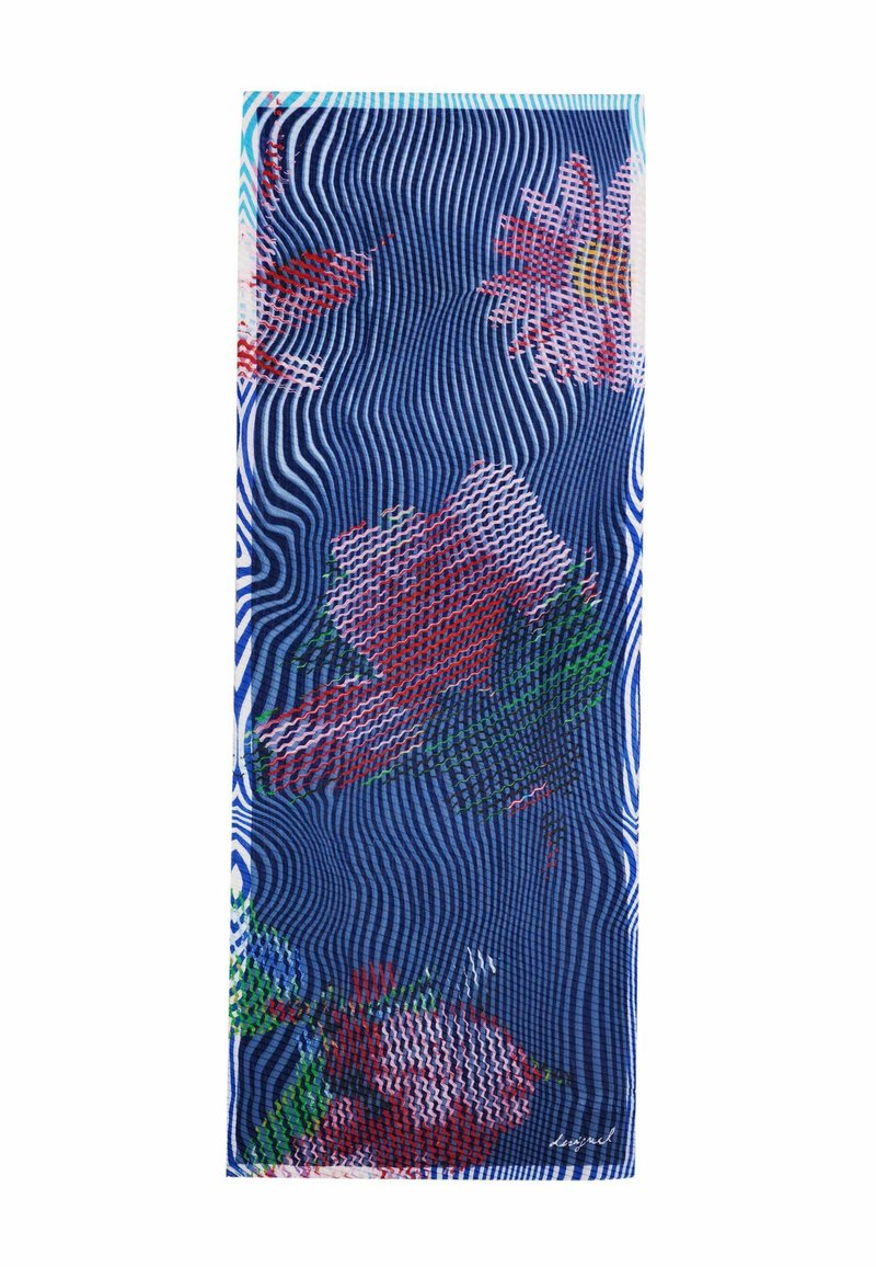 Sciarpa con motivo floreale su sfondo blu; presenta fiori rossi e foglie verdi; superficie testurizzata con linee ondulate; forma rettangolare.