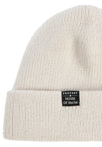 Witte gebreide beanie met een omgeslagen rand en een zwart label met de tekst "PROTEST HOUSE OF SNOW." Ribbelstructuur over het hele oppervlak.
