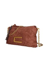Borsa a tracolla in suede marrone con catena dorata, caratterizzata da un motivo testurizzato e un accento con logo dorato. Chiusura con zip nella parte superiore.