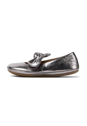 Ballerines argentées métalliques avec un bout arrondi et un nœud décoratif, présentant une texture lisse et une semelle flexible couleur tan.