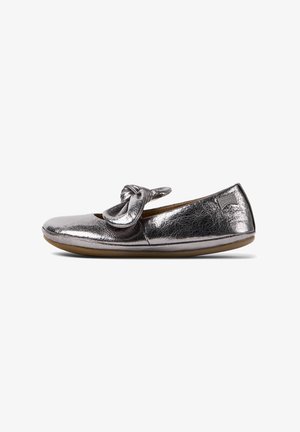 Ballerine argentate metalliche con punta arrotondata e un fiocco decorativo, caratterizzate da una texture liscia e una suola flessibile color beige.