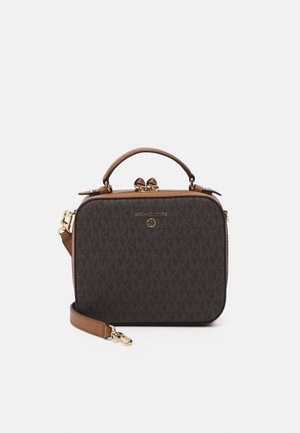 Donkerbruine Michael Kors handtas met gouden logo, gestructureerd patroon, bovenhandvat en afneembare bruine schouderriem op een witte achtergrond.