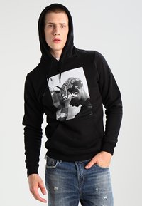 Mister Tee - THE WORLD - Hoodie - black Miniatuurafbeelding 1