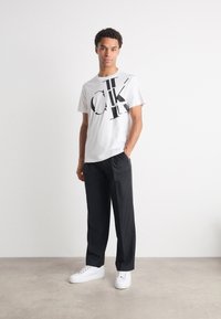 Calvin Klein Jeans REGULAR FIT SCATTERED LOGO - Apdrukāts T-krekls - white