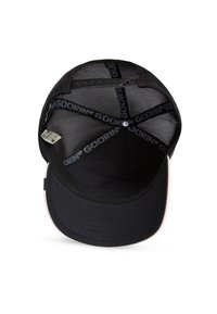 Casquette noire avec un intérieur en maille, visière légèrement courbée, dessous rose et sangles avec logo. Tissu lisse avec des détails de couture visibles.
