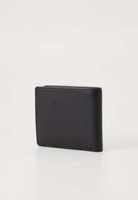Sorte læderpung med en struktureret overflade, rektangulær form og syede kanter. Ingen synlig hardware eller mønstre.