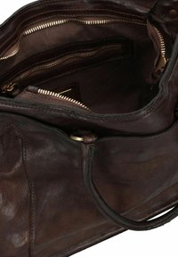 Borsa in pelle marrone con un interno spazioso dotato di numerose tasche con zip e una texture liscia. Accenti in metallo color oro su tutta la borsa.