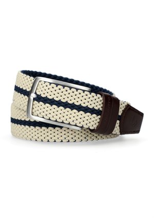 Beżowy pleciony pas materiałowy z granatowymi paskami, srebrną prostokątną klamrą oraz ciemnobrązowymi skórzanymi detalami na końcu i pętli.