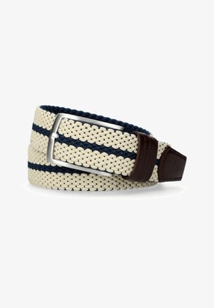 Beżowy pleciony pas materiałowy z granatowymi paskami, srebrną prostokątną klamrą oraz ciemnobrązowymi skórzanymi detalami na końcu i pętli.