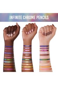 Tre braccia mostrano campioni di vari colori della Infinite Chrome Pencil. Ogni campione presenta tonalità metalliche con nomi distinti, disposti verticalmente.