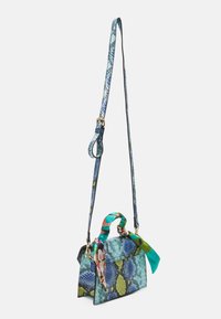 Sac à main à motif de peau de serpent en bleu et vert avec un design structuré. Comprend une bandoulière amovible et un foulard à motif attaché à la anse.