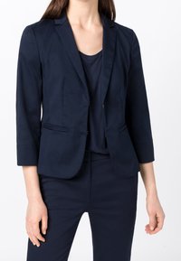 Navy blue blazer with a tailored fit, notch lapels, and two front pockets. Made of smooth fabric with three-quarter sleeves.
