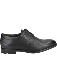 Zwarte leren dresschoenen met een gladde afwerking, subtiele textuur, ronde neus en drie vetersluitingen. Voorzien van een laag profiel rubberen zool.