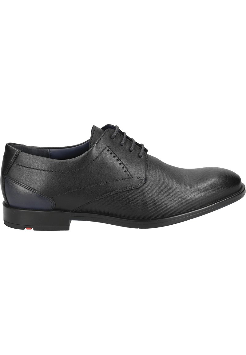 Zwarte leren dresschoenen met een gladde afwerking, subtiele textuur, ronde neus en drie vetersluitingen. Voorzien van een laag profiel rubberen zool.