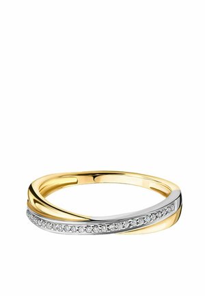 Bague torsadée en or et argent avec une rangée de petites pierres précieuses transparentes sur un côté, finition lisse et design moderne.