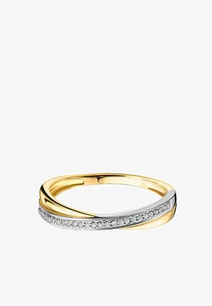 Bague torsadée en or et argent avec une rangée de petites pierres précieuses transparentes sur un côté, finition lisse et design moderne.