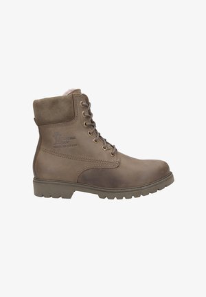 Bota de cuero marrón hasta el tobillo con puntera redonda, parte delantera con cordones, forro suave y suela resistente. Presenta detalles del logo en el lateral.