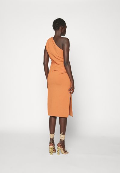 Hervé Léger DRAPED MILANO MIDI DRESS HARDWARE - Φόρεμα σε ίσια γραμμή - ginger