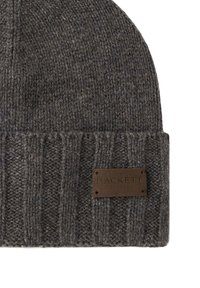 Donkergrijze gebreide beanie met geribbelde manchetten en een klein rechthoekig leren label met de opdruk "Hackett London" op de manchette.