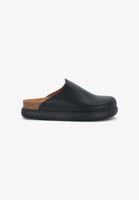 Zapato negro sin cordones con parte superior de cuero liso, entresuela de corcho y punta redondeada. Suela de caucho texturada y detalles de diseño mínimos.