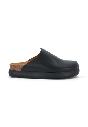 Sorte slip-on sko med en glat læderoverdel, korkmellemsål og rund tå. Tekstureret gummisåler og minimale designdetaljer.