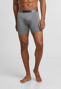 Shorts de boxeur pour hommes gris avec une ceinture PSD noire, présentant un tissu lisse et extensible et une coupe mi-cuisse. Pas de motifs visibles.