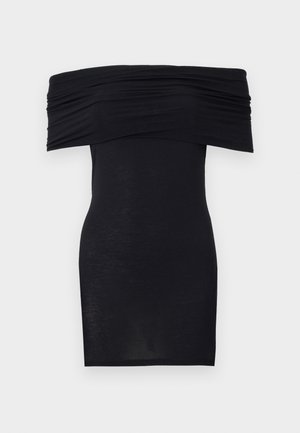 Černé šaty nad ramena se stahovaným dekoltem, úzkým střihem a hladkým povrchem. Minimalistický design, délkou po kolena, bez dalších ozdob.