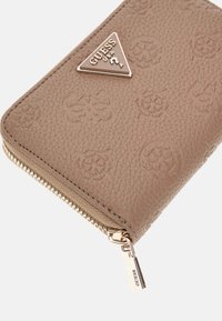Portefeuille marron texturé avec un motif embossé et des finitions en ton doré. Présente un logo triangulaire et une fermeture zippée tout autour.